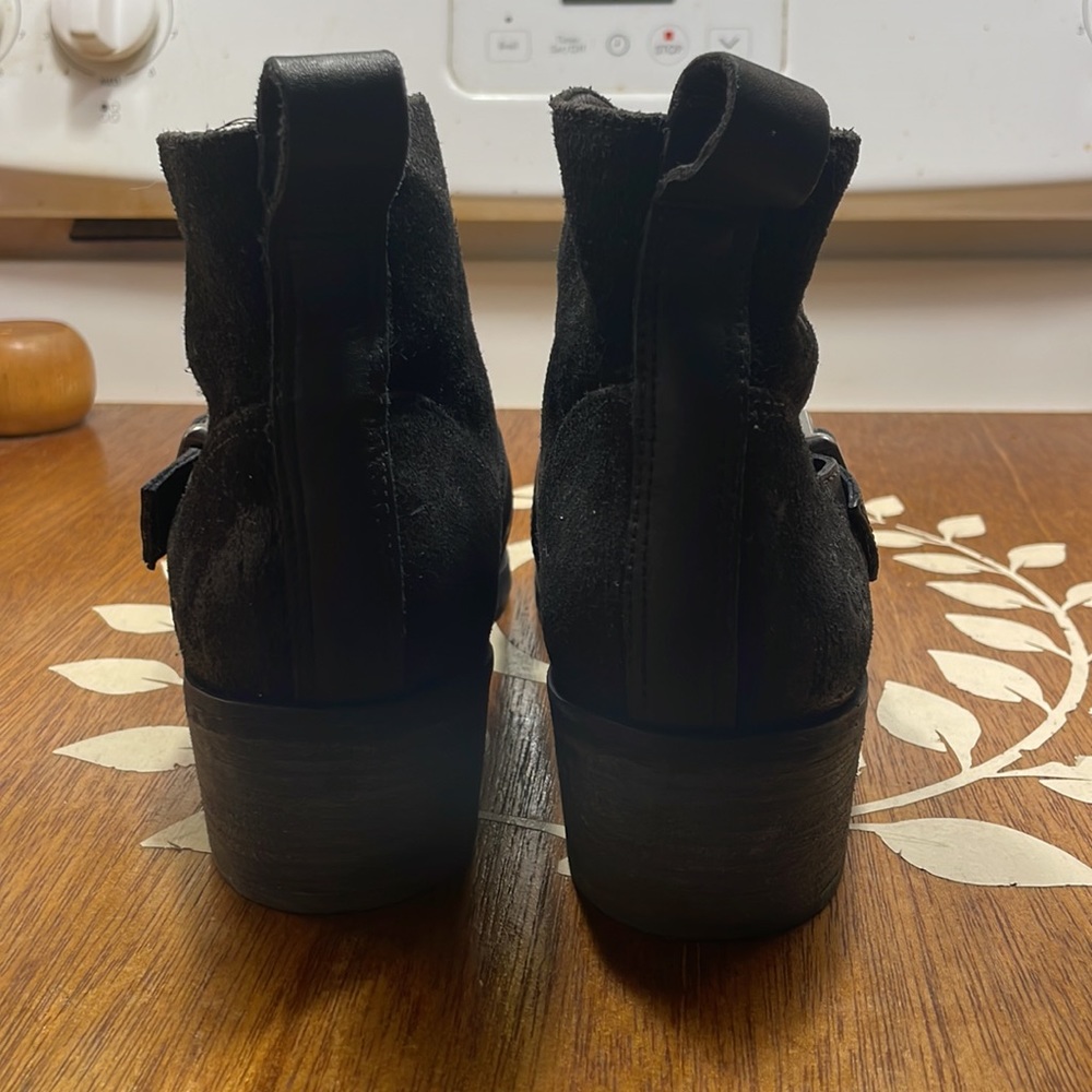 Women's UGG booties. Size 8.5. New - Picture 4 of 7